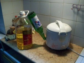 My homegrown keep-the-rice-cooker-cooking contraption