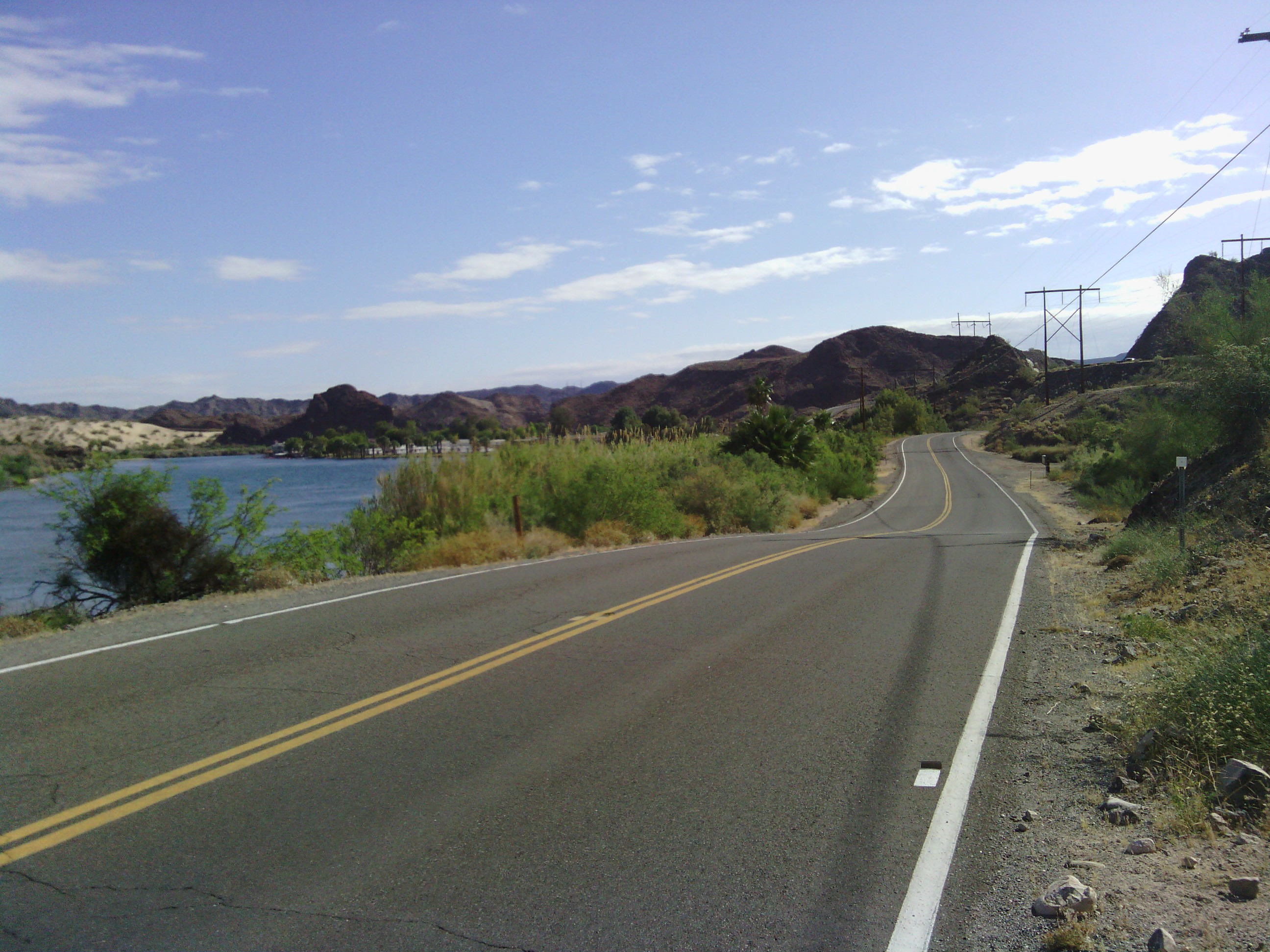 The road along the Colorado river a few km from the campground