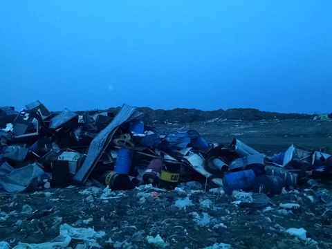 A pile at the dump. Look at all those drums waiting to become hobo pits.