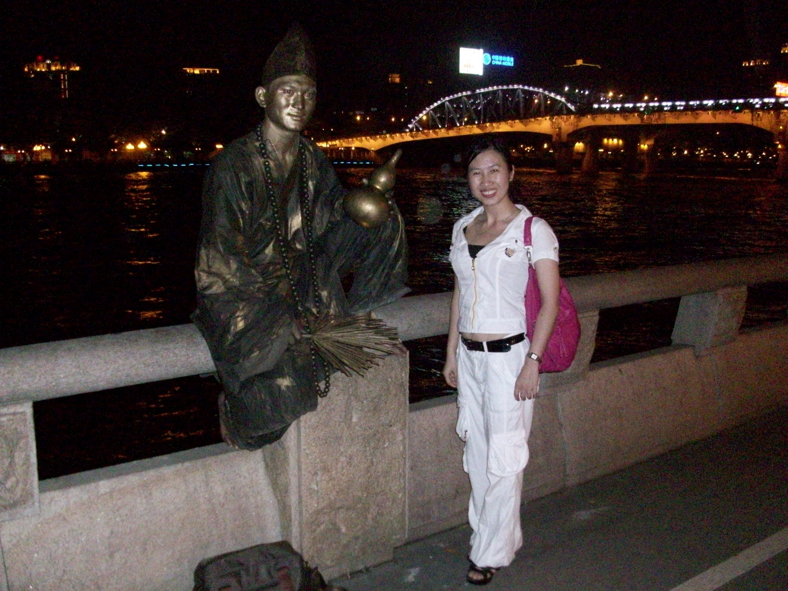 Sunny is posing with the statue man.  Yeah, that&rsquo;s a real guy.  He winked at her when we walked past.