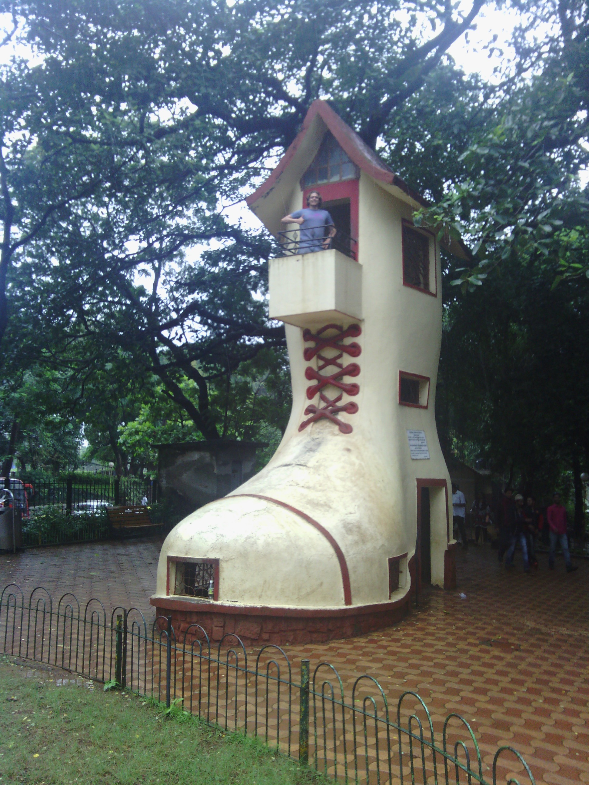 A big shoe house. I don&rsquo;t think there is a story, it&rsquo;s just cool.